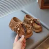Sapatos de couro macio com franjas para meninas, estilo étnico vintage para primavera e outono, sapatos antiderrapantes para bebês, sapatos casuais infantis, sapatos de princesa para crianças pequenas