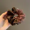 Elegante y Sofisticado Scrunchie Morado de Gasa con un Diseño Ligero y Aireado, Presentando un Estilo Relajado para Coletas, Suave Accesorio para el Cabello para Mujeres