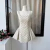 Doce Vestido de Verão Estilo Coreano com Gola Quadrada de Bolinhas, Modelagem Justa com Design de Amarração, Versão Evasê 2026A