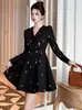 [En Stock] Vestido Negro Pequeño Bordado Estilo Hepburn de Verano, Look Francés de Alta Gama, Rejuvenecedor, Elegante, Vestido Ceñido a la Cintura para Figuras Pequeñas