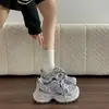 Zapatos de papá retro de moda con suela gruesa para mujeres menudas, zapatillas versátiles de verano 2026 que aumentan la altura