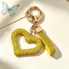 Nuevo llavero con forma de corazón hueco con diamantes, accesorio de arcilla totalmente cubierto de diamantes, decoración para bolso de mujer, colgante para interior de coche