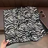Nuevo Pañuelo Rayado Estampado de Cebra Estilo Europeo y Americano, Bufanda de Imitación Seda Versátil de Lujo para Protección Solar y Cubrecabezas para Mujeres