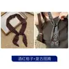 Pañuelo de Seda Vintage para Mujer con Patrón de Flor de Cachemir, Combinado con un Collar de Perlas para Atar al Cuello