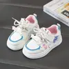Zapatillas blancas de dibujos animados lindas para niñas, nuevo modelo primavera y otoño 2026, zapatos casuales para niños mayores, zapatillas de niña
