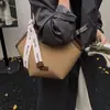 Bolsas Transfronteiriças para Mulheres 2025 Inverno Novo Estilo Coreano Nicho Simples Cor Contrastante Bolsa de Ombro Grande Capacidade Bolsa Tote para o Dia a Dia