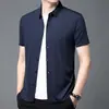 Verão novo masculino camisa de manga curta semi-sem costura esticar sedoso jovem homens fino slim-fit camisa de meia manga para homens