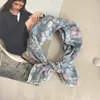 Pañuelo de Seda Pequeño Cuadrado Floral de Algodón para Primavera y Verano Estilo Japonés Margarita Negra Pañuelo Pequeño Estilo Coreano Estilo Mori Diadema para el Cabello de Niña