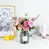 Ramo de Rosas de Terciopelo Simuladas de 5 Cabezas Brotes Flor Artificial Decoración Ramo de Boda Fondo de Escritorio Accesorios para Fotografía