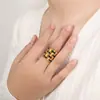 Anillo trenzado de oro con goteo de aceite estilo frío Ins japonés y coreano Diseño retro Anillo de acero de titanio chapado en oro de 18 quilates de alta gama para mujer