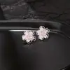 Hebilla de Cristal con Degradado Rosa y Blanco Flor de Durazno Hebilla de Oreja para Auriculares Bluetooth Inalámbricos Hebilla de Oreja Desmontable Hebilla de Diamante Joyería de Moda Decorativa