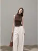 Nueva colección de principios de otoño de 2026: un top de estilo dulce y picante, cuello semi-alto, sin mangas, cruzado, plisado, entallado en la cintura, corte ajustado y de longitud corta para mujer
