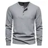 Camiseta de manga larga tipo Henley de punto gofrado para hombre, cuello retro de botones, corte holgado, capa base, top estilo chico rudo europeo y americano