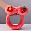 Procesamiento de diadema de flor de fresa de lazo elástico individual personalizada, banda para el pelo de franela de plátano y piña para niña linda