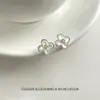 Brincos de Tarraxa e Colar de Trevo de Quatro Folhas em Madrepérola Natural Iridescente Micro-cravados Levemente Luxuosos de Alta Qualidade Versáteis para o Dia a Dia Acessórios de Brinco para Mulheres