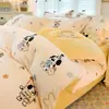 Conjunto de cama de quatro peças em veludo de leite espesso grau A, capa de edredom e lençol de cama de fleece de coral para inverno, design de desenho animado, adequado para dormitórios estudantis, conjunto de três peças