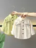 0964 Camisa de Primavera y Otoño para Niños 2026 Nuevo Estilo Camisa de Manga Larga con Cuello Campana para Bebé Chaqueta Casual de Pequeño Caballero