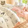 Nuevo juego de ropa de cama de cuatro piezas de grado A para 2026, seguro para bebés, con forro de felpa, engrosado, de terciopelo de leche y suave, cálido, con un estampado fresco y ligero para uso doméstico
