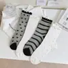 Calcetines de Encaje Fibra de Vidrio Patrón de Corazones Blanco y Negro para Mujer, Calcetines de Media Pantorrilla, Estilo Rayado de Moda, Estilo Puro Deseo, En Stock del Fabricante