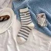 Calcetines de Raya con Botones Estilo Coreano Nuevos 2026 para Mujer, Calcetines Ligeros Holgados, Versátiles para Primavera y Otoño, Calcetines de Moda Ins