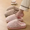 Pantuflas de algodón para hombres y mujeres, adecuadas para usar en interiores y exteriores en otoño e invierno, con una suela gruesa y antideslizante, una sensación afelpada, cálida y cómoda, y diseñadas para parejas