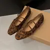 Zapatos de mujer retro de corte bajo, nuevo estilo otoño 2026, mocasines con plataforma interior, zapatos de punta fina, adecuados para combinar con faldas, zapatos de mujer