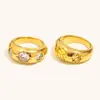 Anillos Cruzados Europeos y Americanos Ins con Tres Circonitas Acero Inoxidable Chapado en Oro de 18K Color Champán Elegante Nicho Lujo Accesible Joyería de Mano para Mujeres