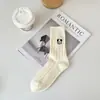 Meias femininas outono e inverno comprimento médio da panturrilha celebridade da internet ins na moda super quentes meias esportivas meias-calças branco desenho animado meias de primavera e outono