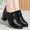 Sapatos Femininos de Salto Médio Estilo Britânico Pequenos de Couro Novo Estilo Outono 2026 Couro Macio Confortáveis Antiderrapantes Resistentes ao Desgaste Aumentadores de Altura Sapatos para Mãe