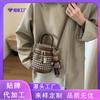 Bolsa Pequena de Xadrez Feminina Outono e Inverno 2025 Nova Moda Versátil Bolsa Transversal de Ombro Portátil de Nicho Bolsa de Balde