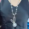 Collar de Perlas de Camelia que Gotea Aceite Nueva Moda para Mujer Exquisita Cadena Larga para Suéter Colgante Versátil de Ropa de Alta Gama