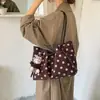 Bolsa Tote Bolinhas Retro Feminina 2026 Nova Moda Grande Capacidade Ombro Único Bolsa de Trabalho Bolsa de Braço Plush Camurça