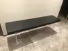 Banco largo de madera maciza negra con diseño repujado para tiendas de ropa, banco de descanso, banco para cambiarse los zapatos, banco largo para probadores