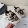 Tenis para niños 2025 primavera y otoño nuevo estilo zapatos para niños malla transpirable zapatos para correr suela blanda para niñas zapatos de papá al por mayor