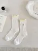 26 Calcetines de Mujer de Algodón Blanco Estilo Coreano con Bloques de Color, Borde Enrollado, Sin Costuras, de Caña Media, con Bordado de Diseño de Pastel, Calcetines de Moda, Calcetines Bordados