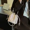2026 Nuevo Bolso de Moda Estilo Coreano Diseño de Nicho Bolso Cubo Versátil Acolchado de Diamantes Cadena Elegante Bolso Cruzado para Mujer
