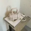 A bolsa tiracolo da moda deste ano para mulheres, bolsa Boston trançada, novo estilo 2026, adequada para trabalho e deslocamento, bolsa de mão feminina