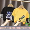 Camiseta de Manga Comprida para Meninos Estilo Primavera e Outono 2026 Novas Roupas de Outono para Crianças Camiseta Outono Algodão Puro Falso Duas Peças Listrada Camada Base