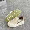 Tênis Florais Branco Leite Novos para Mulheres 2026, Cadarços de Fita Color-Block Azul Claro, Sapatos Versáteis de Solado Grosso para Estudantes