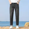 Jeans de hombre elegantes y versátiles, nueva colección otoño 2026, estilo americano, modernos, retro, cómodos y de largo recortado