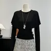 Nova moda feminina 2026: um look de duas peças: top de malha com mangas compridas, gola redonda, design de puxar e uma sobreposição estilo xale, perfeito para o início do outono