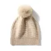 Cachemira Otoño/Invierno 2026 Nuevo de Alta Gama para Mujer Color Sólido Tejido de Punto Trenzado Raya Horizontal Pompón Cálido Moderno Gorro de Punto Casual
