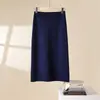 Saia Tricô Midi com Cintura Elástica para Mulheres Nova Moda Outono/Inverno 2025 Cintura Alta Efeito Emagrecedor Quadril Saia Evasê