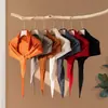 Bufanda triangular de punto de cachemira de color liso estilo coreano con diseño calado, un chal o calentador de cuello moderno y versátil para mujer