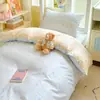 Juego de Tres Piezas de Algodón Puro para Dormitorio de Estudiantes Individual Dibujos Animados Nuevo Estilo 2026 Juego de Ropa de Cama Sábana Funda de Edredón Juego de Cuatro Piezas 100% Algodón