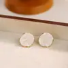 Brincos Redondos Casuais com Esmalte Drip Branco Leitoso Geométricos Assimétricos Artesanais Brincos de Alto Padrão Brincos de Nicho Retrô Francês