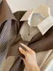 Camisa de punto estilo polo con rayas para mujer, nueva blusa versátil holgada estilo universitario de principios de otoño