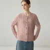 Nueva colección otoño/invierno: Cárdigan 100% cachemir con diseño de punto trenzado, que irradia un aire sofisticado y elegante, perfecto como una prenda exterior suave y acogedora.