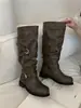 Botas compridas Chuyuji estilo coreano com fivela para mulheres, novo modelo outono e inverno 2026, bico redondo, estilo equitação, salto grosso, emagrecedor, acima do joelho