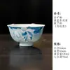 Juego de té de cerámica pintado a mano bajo vidriado azul con motivos de peces y lotos, que incluye un gaiwan, tetera, taza de maestro, taza de té, taza de degustación, quemador de incienso y soporte para tetera